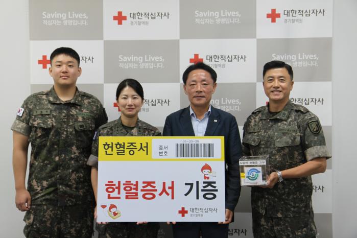 육군51보병사단 정보통신대대 장병들이 대한적십자사 경기혈액원에 헌혈증 365장을 기증하며 기념촬영을 하고 있다. 부대 제공