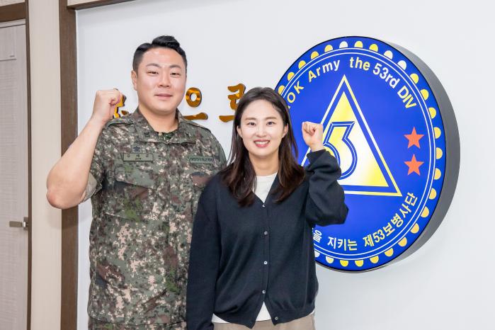 길가에 쓰러진 시민의 생명을 구한 김태준(왼쪽) 상사와 조영미 군무주무관. 사진 제공=박다슬 군무주무관