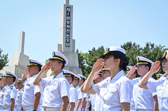 해군2함대가 제1연평해전 승전일을 맞아 15일 충무동산에서 개최한 승전 27주년 기념식에서 장병들이 국기에 대한 경례를 하고 있다. 사진 제공=조성현 하사