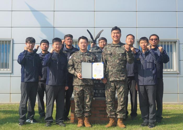 육군21항공단 507항공대대 이후곤(앞줄 왼쪽 셋째) 정비중대장이 불법촬영 행위자 검거에 기여한 공로로 경주경찰서장 감사장을 받은 뒤 현장에 함께 있었던 부대원들과 기념 촬영을 하고 있다. 부대 제공