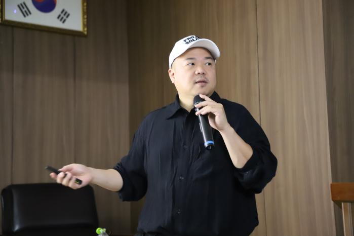 육군2기갑여단 보훈 강연에서 라미(현효제) 사진작가가 강연하고 있다. 부대 제공