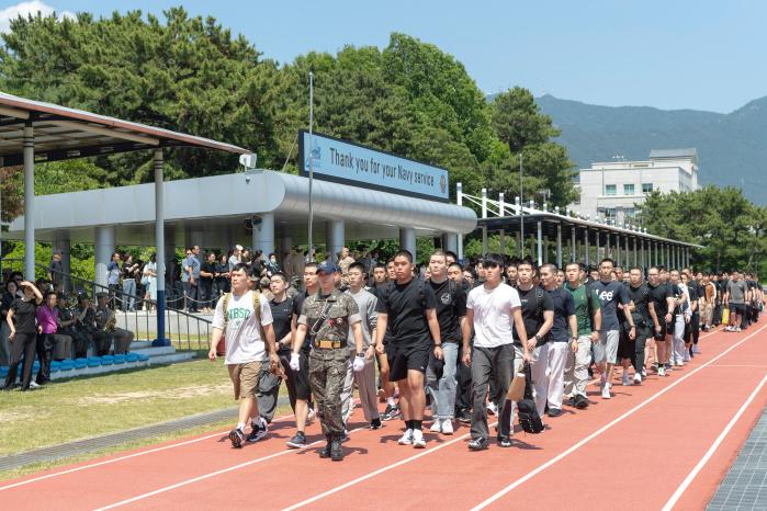 해군교육사령부가 15일 기초군사교육단 연병장에서 진행한 부사관후보생 292기 입영식에서 부사관후보생들이 이동하고 있다. 사진 제공=고명규 중사(진)