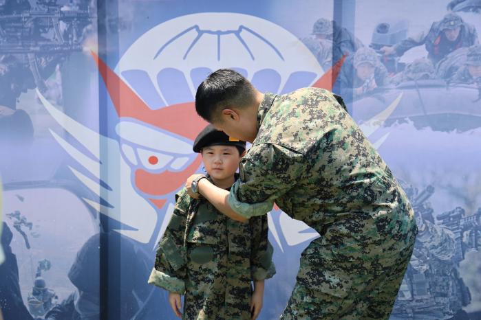 육군특수전사령부 귀성부대가 15일 개최한 부대개방행사에서 군인가족이 군복을 착용하고 있다.