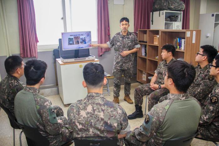 육군5군단 정신전력교육지원팀 김재섭 대위가 이동형 스마트TV를 활용해 격오지 부대 장병들을 대상으로 정신전력교육을 하고 있다. 부대 제공