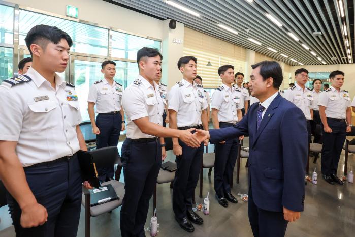 안규백 국방부 장관이 15일 공군사관학교를 찾아 간담회를 한 뒤 생도들을 격려하고 있다. 한재호 기자