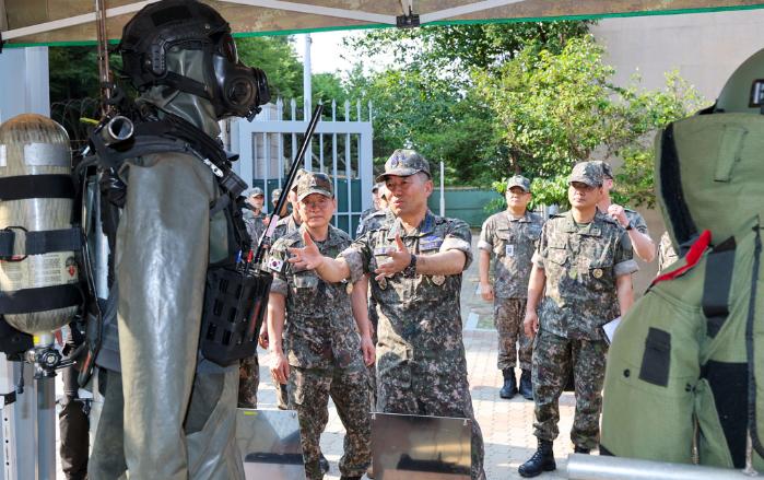 진영승(왼쪽 둘째) 합동참모의장이16일 국군화생방방호사령부를 찾아 연합·합동 작전에 기반한 화생방 작전태세를 점검한 뒤 관련 장비를 살펴보고 있다. 한재호 기자