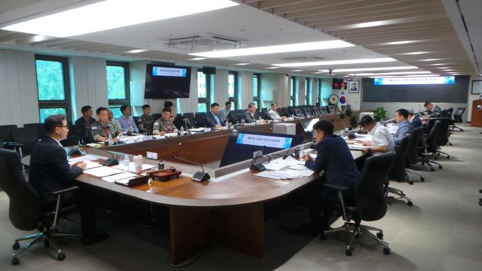 15일 정부과천청사에서 개최된 제89회 감항인증심의위원회에서 위원들이 한국형 전투기 KF-21 체계개발사업 감항성 심사 결과를 심의하고 있다. 방사청 제공