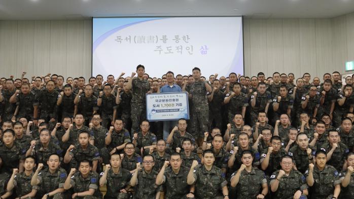 육군21보병사단 신병교육대대가 16일 개최한 훈련병 독서코칭 특별 강연에서 참석자들이 기념촬영을 하고 있다. 부대 제공