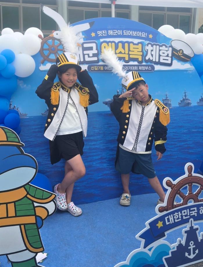 서울 영등포구 서울지방병무청에서 열린 어린이 그림그리기 대회에 참가한 어린이들이 해군 포토존 부스에서 기념사진을 촬영하고 있다. 부대 제공