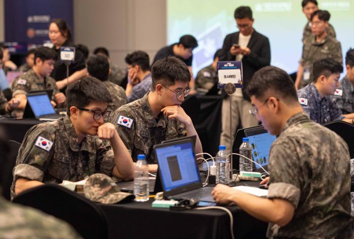 해군·해병대 인공지능·사이버보안 경진대회에서 참가자들이 과제를 풀고 있다. 부대 제공