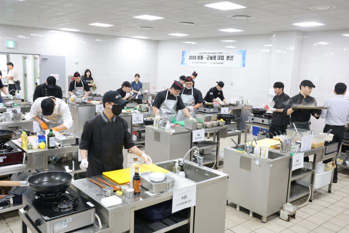 육군수도방위사령부가 16일 개최한 ‘방패-군슐랭 대첩’ 조리경연대회 참가자들이 음식을 만들고 있다. 부대 제공