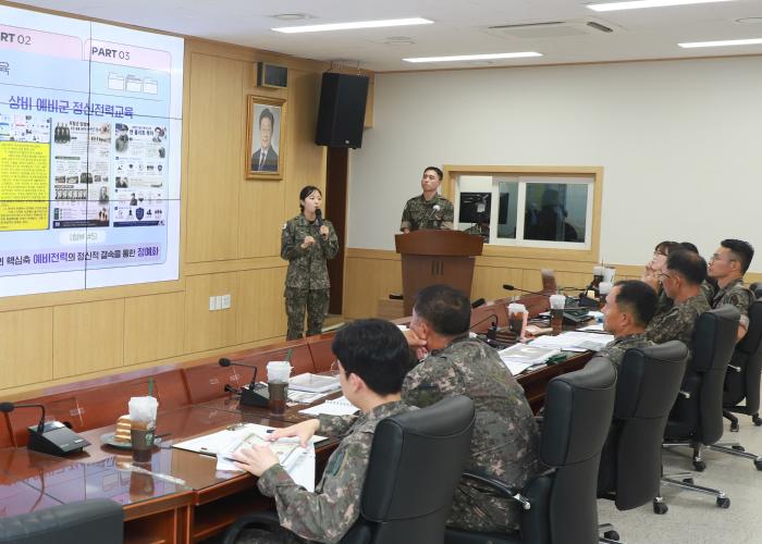 육군수도군단 ‘정신전력 솔버톤 경연대회’에서 참가자들이 민주주의와 헌법을 수호하는 육군을 주제로 토론하고 있다. 사진 제공=박준형 군무주무관