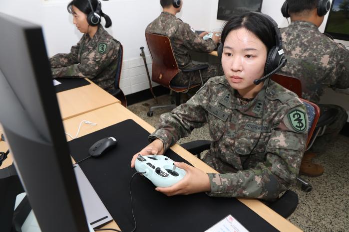 육군23경비여단 장병들이 철벽 드론센터 내 모의비행장에서 시뮬레이터 교육을 받고 있다. 부대 제공