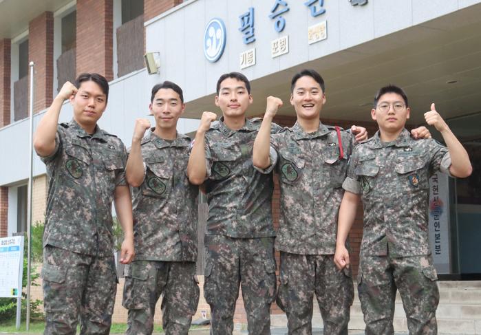 전역을 앞두고도 임무완수에 매진하고 있는 육군39보병사단 기동대대 소대장들. 왼쪽부터 남재현·남태현·최재영·이동준·황건우 중위. 부대 제공