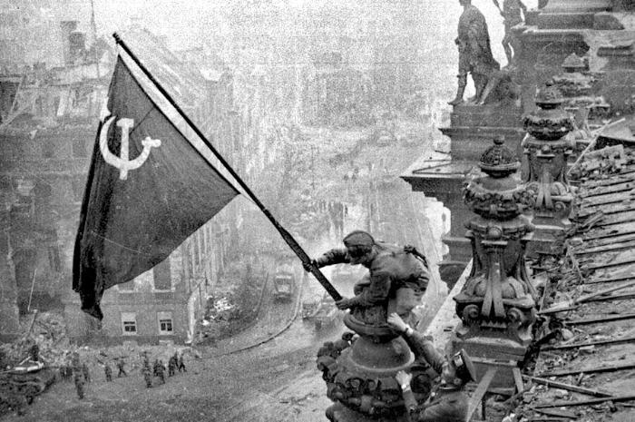 1945년 4월 베를린을 점령한 뒤 의회의사당에 붉은 기를 게양하는 소련군 모습. 필자제공