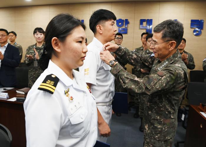 김경률 해군참모총장이 16일 제주 지역 해군·해병대 부대를 현장지도하며 기동함대 장병들에게 표창을 수여하고 있다. 부대 제공