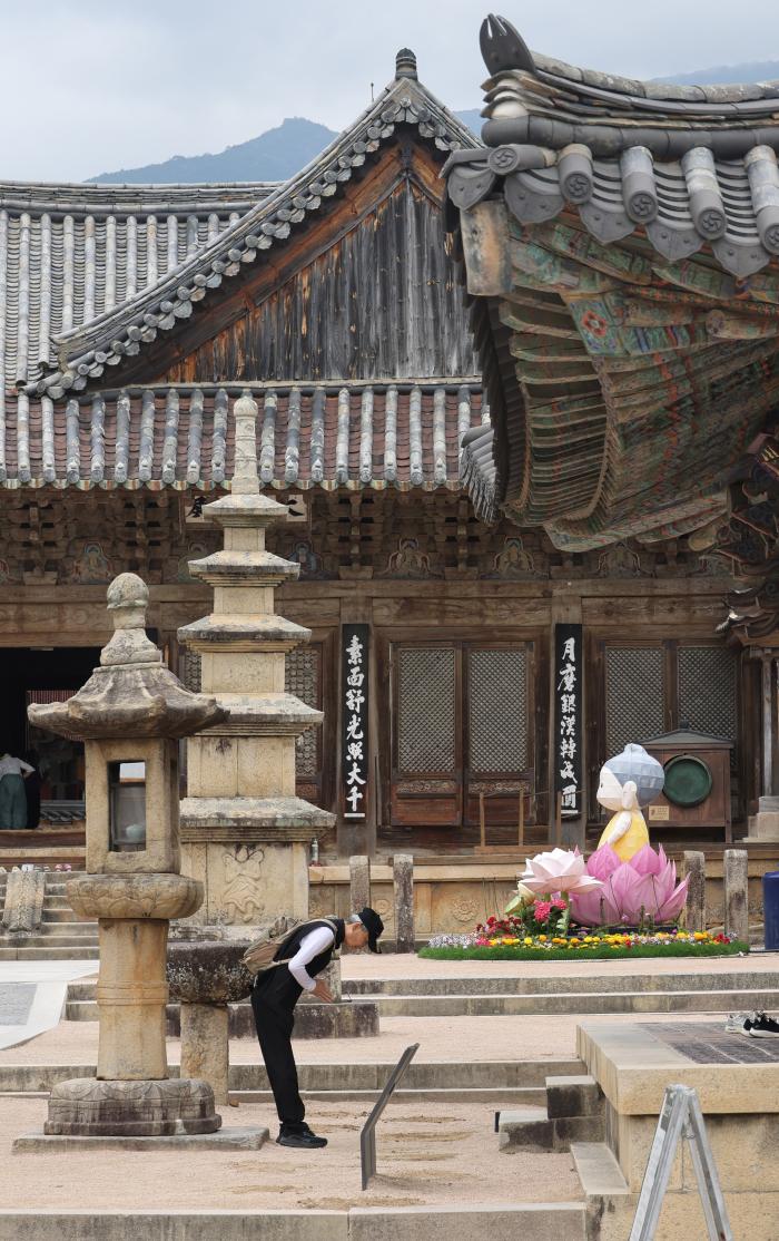 통도사 영산전(뒤) 삼층석탑과 석등. 영산전 내부에는 대승불교의 주요 경전 내용을 담은 벽화가 보존돼 있다.