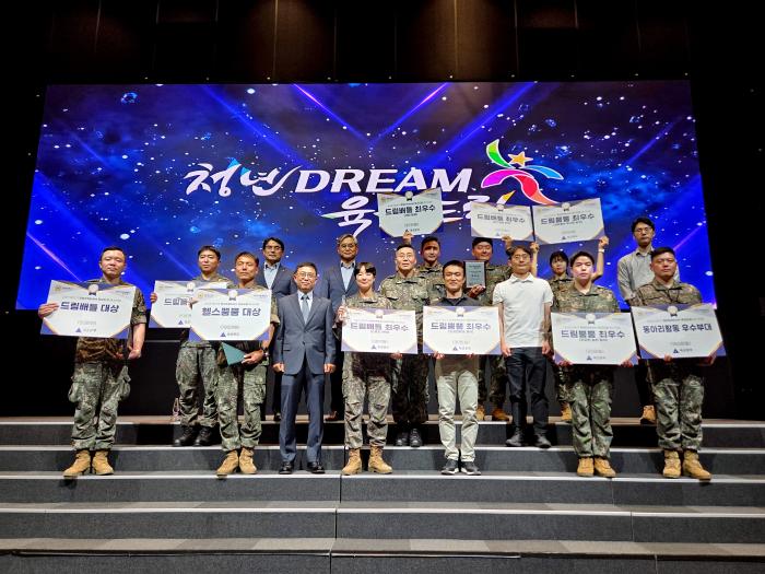 16일 열린 ‘제12회 청년DREAM 육군드림 시상식’에서 수상자들이 기념사진을 찍고 있다. 육군 제공