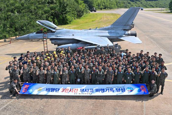 공군20전투비행단 장병들이 16일 3만 시간 무사고 비행기록을 수립한 뒤 함께 기념촬영을 하고 있다. 사진 제공=최지석 하사