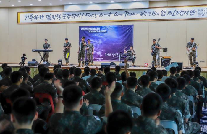 육군1기갑여단이 17일 개최한 ‘일·깨·움 콘서트’에서 천둥대대 밴드동아리 썬더사운드가 공연을 하고 있다. 사진 제공=오원택 중사
