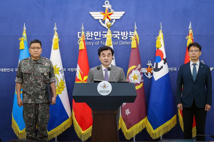 안규백 국방부 장관이 17일 서울 용산구 국방부에서 ‘민·군 상생을 위한 국방 분야 규제 완화’에 관한 군사시설 규제개선 정책을 발표하고 있다. 한재호 기자