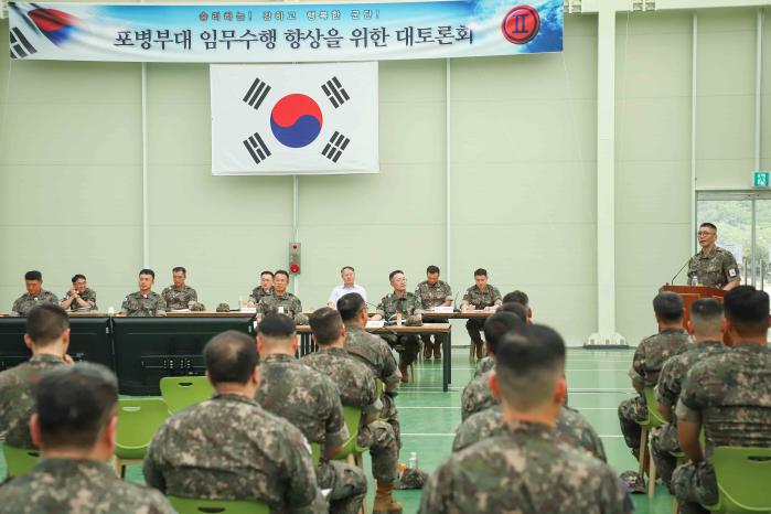 육군2군단이 16일 개최한 ‘포병부대 임무 수행 역량 강화 토론회’에서 참석자들이 의견을 공유하고 있다.