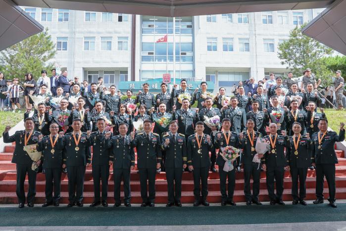 육군부사관학교가 17일 개최한 ‘2026년 전쟁영웅상 시상식’ 후 수상자들이 기념촬영을 하고 있다. 부대 제공