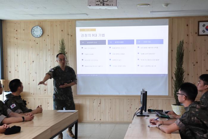 육군2기갑여단 군종참모가 군종병을 대상으로 심리적 응급처치 교육을 하고 있다. 부대 제공