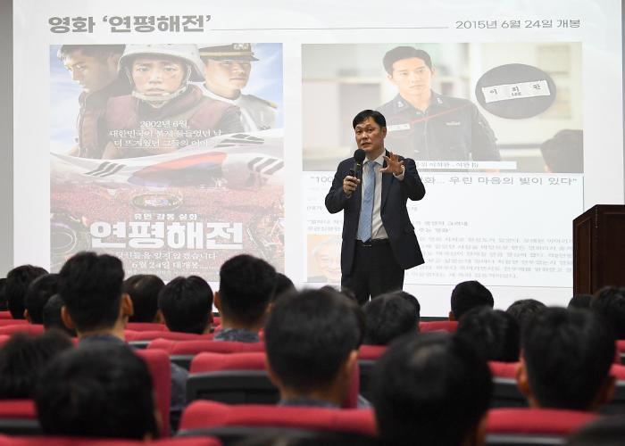 이희완 전 국가보훈부 차관이 장병들에게 제2연평해전 당시 경험을 바탕으로 서해수호의 중요성을 강조하고 있다. 부대 제공