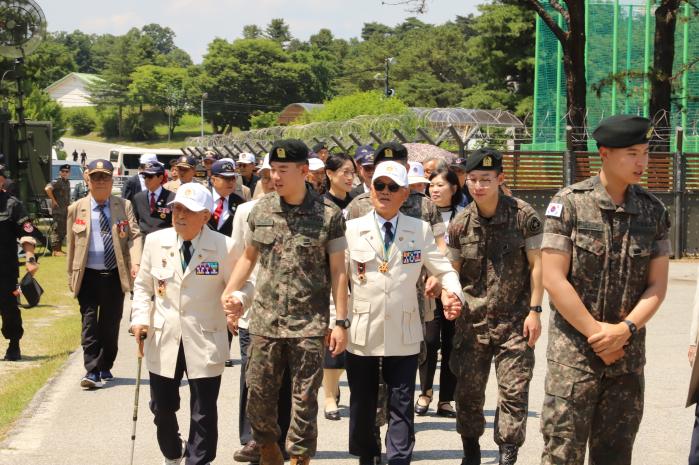 육군36보병사단이 17일 개최한 초청행사에 참석한 선배 전우들이 장병들의 환영을 받으며 입장하고 있다. 부대 제공