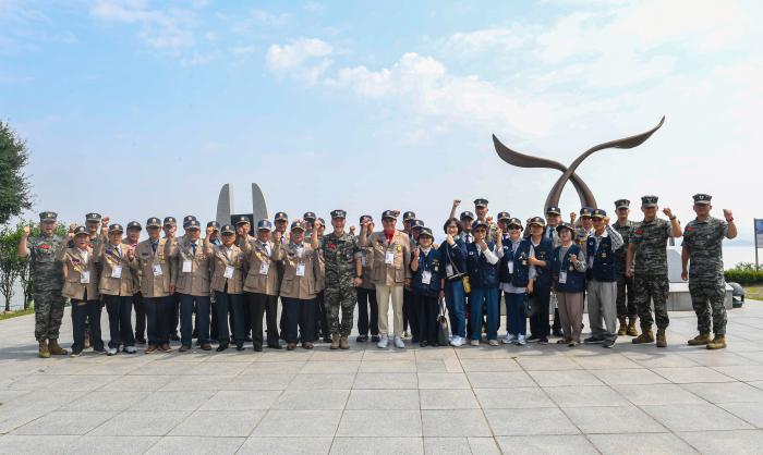 해병대2사단 상승여단 장병들이 17일 인천시 강화군 월남참전전우회 소속 참전용사들과 강화평화전망대에서 기념촬영을 하고 있다. 부대 제공