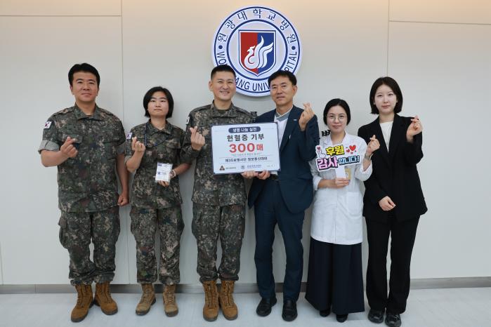육군35보병사단 정보통신대대 장병들이 17일 원광대학교 병원에 헌혈증 300장을 기증한 뒤 기념사진을 찍고 있다. 부대 제공