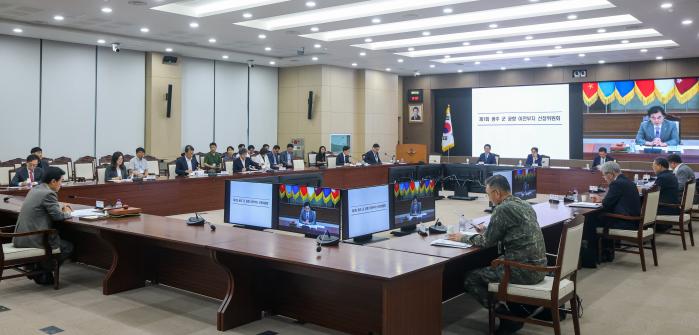 안규백 국방부 장관이 17일 국방부 대회의실에서 개최된 ‘제1회 광주 군 공항 이전부지 선정위원회’를 주재하고 있다. 한재호 기자