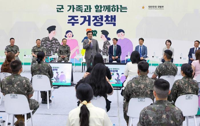 안규백 장관 “군가족 안정적 주거생활 위해 힘쓰겠다”…안규백 국방부 장관이 18일 육군15보병사단 승리체육관에서 장병·가족과 소통 간담회를 하며 참석자들의 질의에 답하고 있다. 이날 간담회에서 안 장관은 장병 및 군가족의 의견을 청취하고 주거정책 발전방안을 논의했다. 안 장관은 군가족이 안정적인 주거생활을 하고, 군인이 임무에 전념할 수 있도록 하겠다고 말했다. 한재호 기자