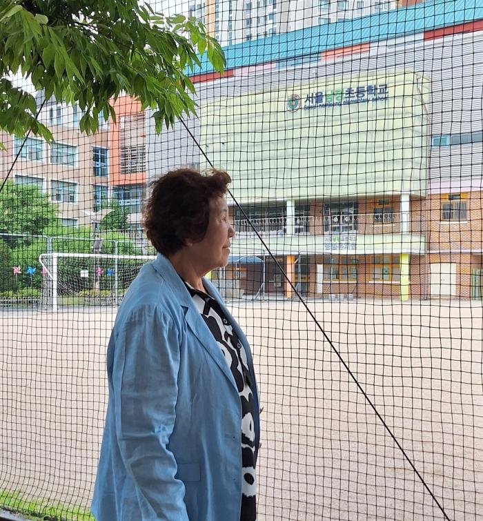 남정초등학교 앞에서 6·25전쟁 당시를 회상하는 이금자 씨.