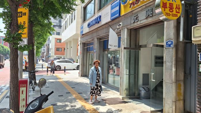 6·25전쟁 당시 집이 있던 원효로 2가에 선 이금자 씨.