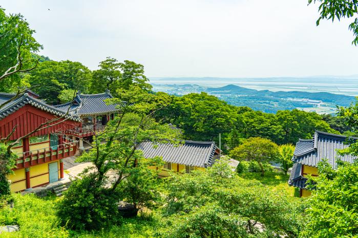 도비산 중턱에 위치한 천년고찰 부석사의 아름다운 전경. 필자 제공