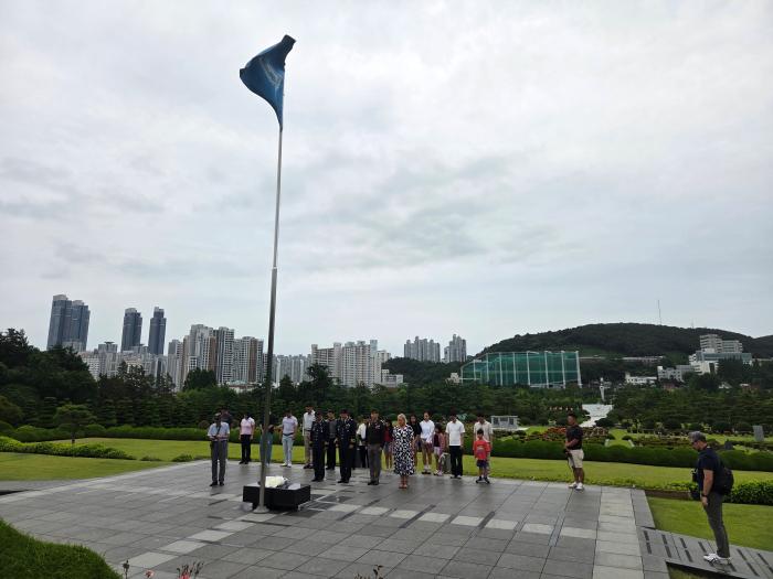 한미연합군사령부의 ‘한국 안보·역사·문화 탐방’에 참여한 한미 장병·가족들이 부산 유엔기념공원에서 유엔군 장병들의 희생을 기리며 묵념하고 있다. 부대 제공