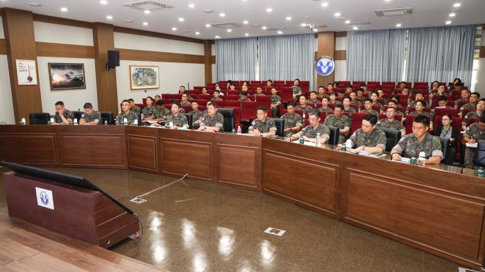 육군5군단이 17일 개최한 군단 군수지원 전술토의에서 참석자들이 토의를 하고 있다. 부대 제공