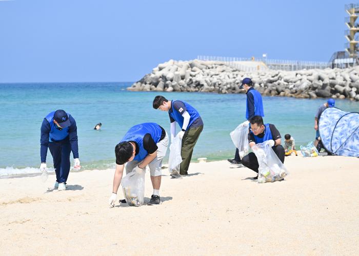공군18전투비행단 장병들이 강릉시자원봉사센터의 협조 아래 기지 인근 해변에서 플로깅 봉사활동을 하고 있다. 사진 제공=김다현 하사