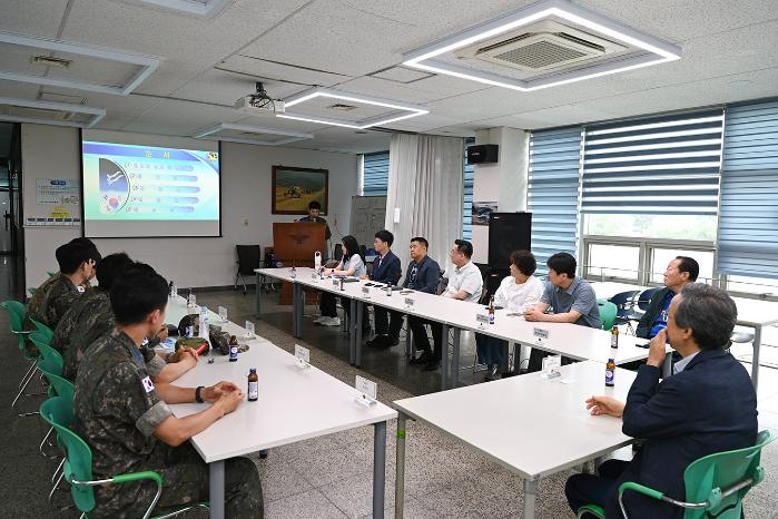 18일 공군11전투비행단이 개최한 ‘2026년 전반기 민·관·군 갈등조정협의체’에서 참석자들이 토의하고 있다. 사진 제공=전휘성 일병