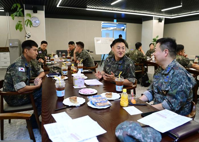 18일 시작된 공군방공관제사령부 창끝부대장 워크숍에서 대대장들이 ‘지휘사례 소통 토크쇼’ 중 서로의 지휘사례를 공유하고 있다. 부대 제공