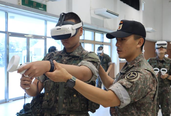 육군37보병사단 신병교육대대 훈련병들이 VR 장비를 착용하고 수류탄 투척 모의훈련을 하고 있다. 부대 제공