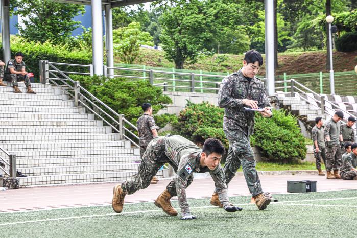 육군51보병사단이 개최한 전반기 전승워리어 체력·사격 부문 경연대회에서 참가 장병이 베어워크를 하고 있다. 부대 제공