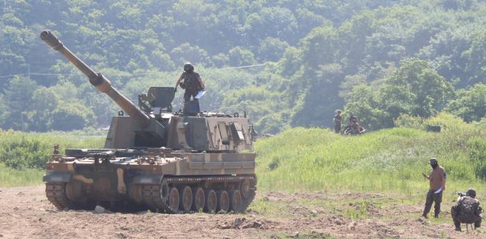 육군3군단이 개최한 포술경연대회에서 참가 장병들이 K9 자주포 사격임무 수행절차를 평가받고 있다. 부대 제공