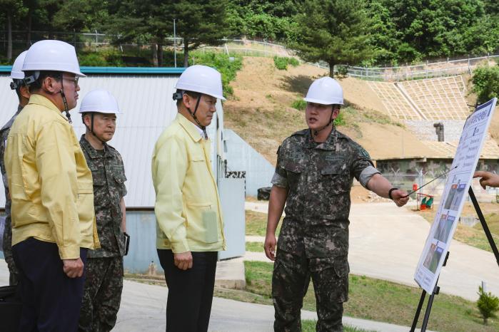 이두희(오른쪽 둘째) 국방부 차관이 18일 육군2군단 예하부대를 찾아 재난 예방공사 추진 현황을 보고받고 있다. 이경원 기자