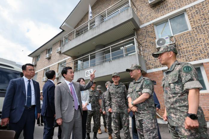 안규백 국방부 장관이 18일 육군15보병사단 간부숙소를 방문해 주거여건과 개선이 필요한 사항을 점검하고 있다. 한재호 기자