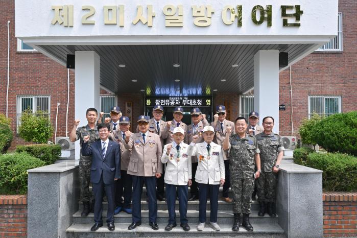 18일 공군2미사일방어여단이 개최한 국가유공자 부대초청 행사에서 6·25전쟁, 베트남전쟁 참전유공자와 주요 직위자들이 기념사진을 찍고 있다. 사진 제공=김건요 일병