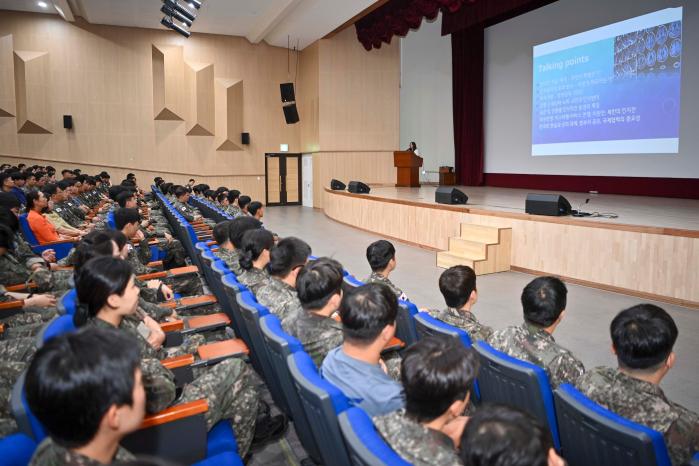 공군20전투비행단 장병들이 호국보훈의 달을 맞아 열린 안보 강연에서 국립외교원 국제안보통일연구부 송태은 교수의 강연을 경청하고 있다. 사진 제공=이재민 중사