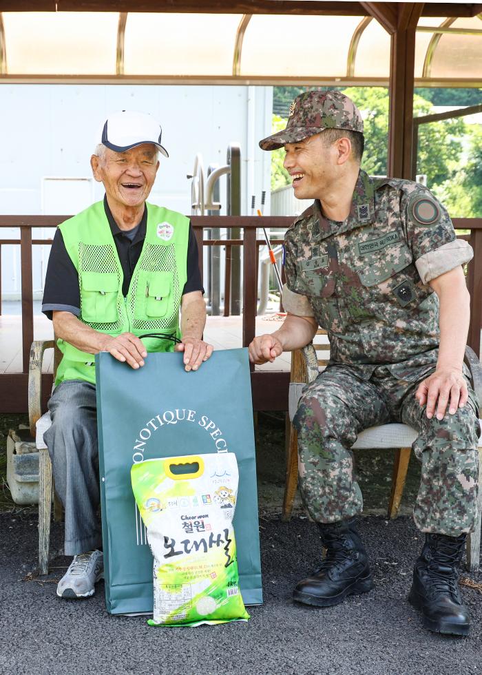 육군15보병사단 김동표 주임원사가 참전용사에게 감사인사를 전하고 있다. 부대 제공